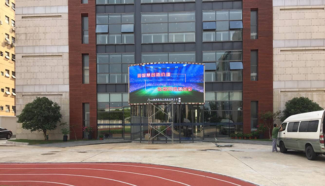 上海諾美國際學(xué)校戶外LED顯示屏由智彩科技定制、安裝